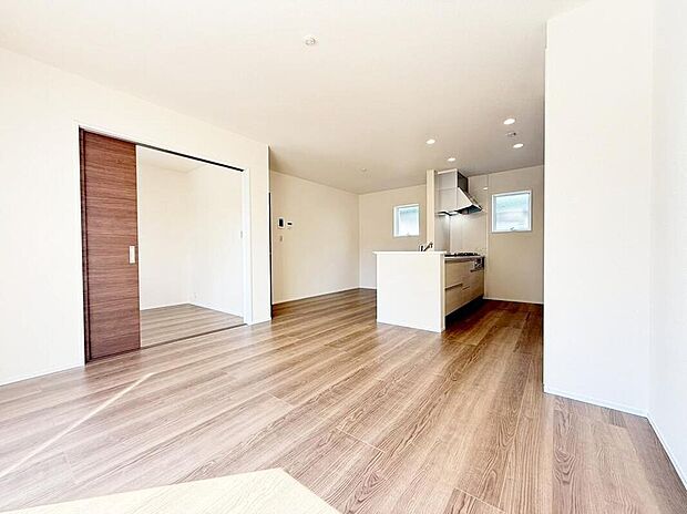 約１５．７帖の明るいリビング♪対面式キッチンは、家事をしながら家族の様子が一目でわかる安心＆便利設備♪　