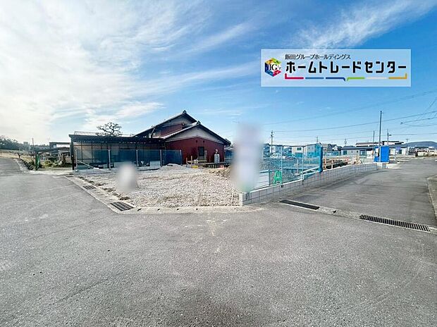 前面は東側４．０ｍ、南側４．０ｍ道路です。交通量が少なく、駐車も落ちて行える安全な環境になっています♪