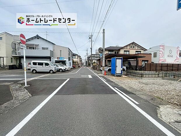 前面は西側６．０ｍ道路です。交通量も少なくゆとりがあり、駐車も落ち着いて行える安心・安全の環境になっています♪