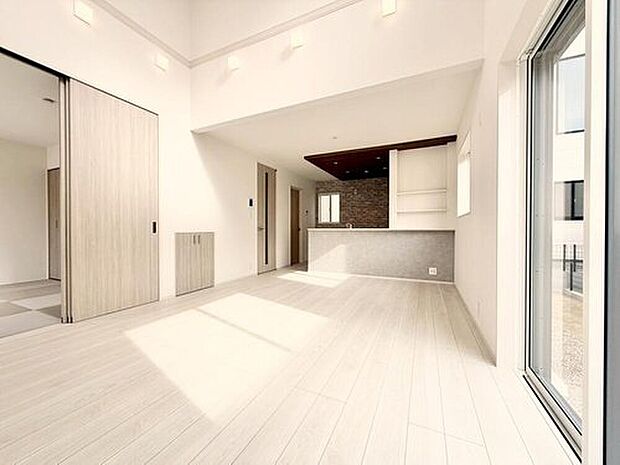 １号棟
折上天井を採用した広々明るいリビング！対面式キッチンは、家事をしながら
家族の様子が一目でわかる安心＆便利設備♪　