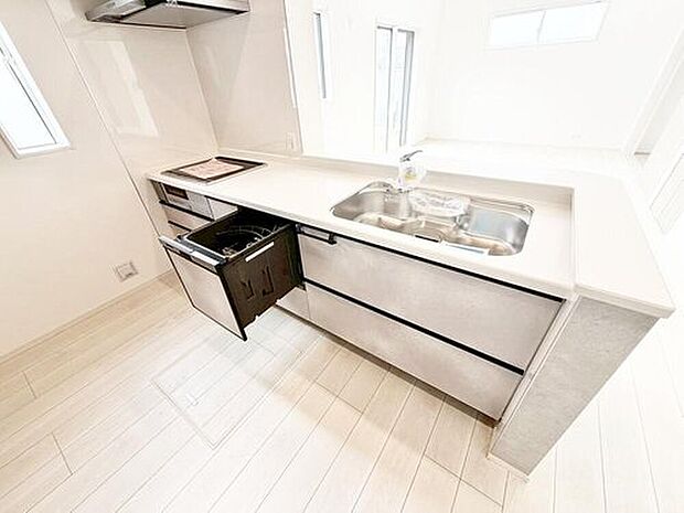 １号棟
収納力豊富なシステムキッチン。毎日の洗い物がラクになる便利な食洗機付きです！時間を短縮して、家族団らんの時間も確保できます♪