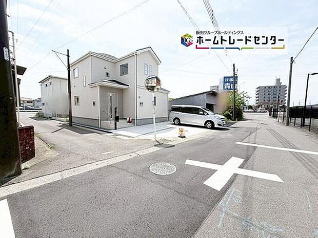 前面は、交通量の少ない東側３．６ｍ、北側５．４ｍ道路です。駐車も落ち着いて行える安心・安全の環境になっています♪