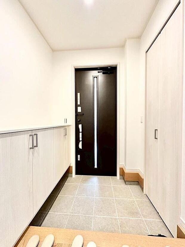 シューズインクローク付きの玄関。靴だけでなく、ベビーカーや傘などの雨具、
外で使うアウトドア用品など幅広く収納可能です♪