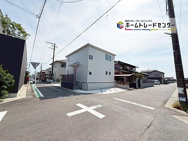 前面は東側４．７ｍ北側５．５ｍ道路です。交通量も少なく静かで、駐車も落ち着いて行え安心・安全の環境になっています♪