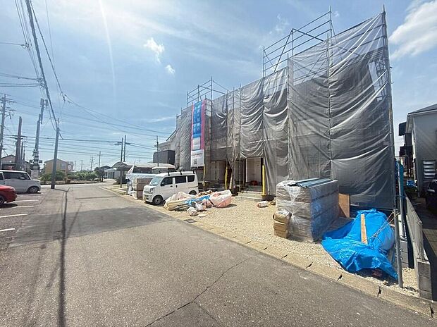 前面は南側４．８ｍ道路です。交通量も少なくゆとりがあり、落ち着いて安全に駐車を行える環境になっております♪　