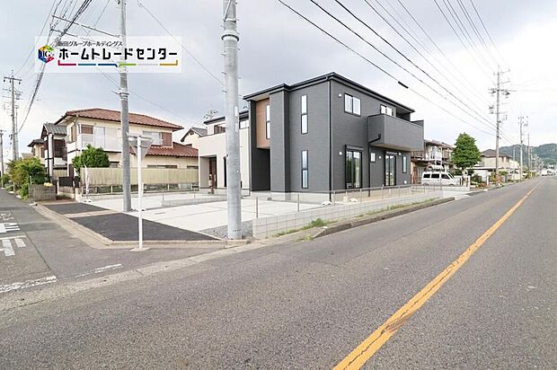 前面は西側７．２ｍ南側８．６ｍ道路です。ゆとりがあり交通量が少なく、駐車も落ちて行える安全な環境になっています♪