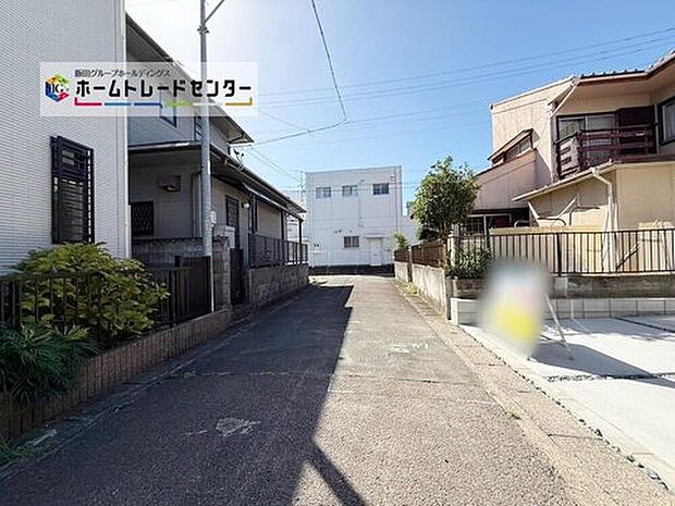前面は交通量の少ない北東側3.6m南西側4.0m道路です。交通量も少なく駐車も落ち着いて行える安心・安全の環境になっています♪