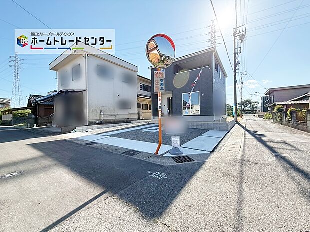 前面は北側3.65m、東側3.82m道路です。静かで、落ち着いて駐車を行える環境になっております♪