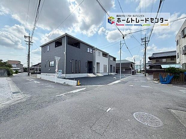 前面は、交通量の少ない西側４．３ｍ、北側４．０ｍ道路です。ゆとりがあり、駐車も落ち着いて行える環境になっています。　

