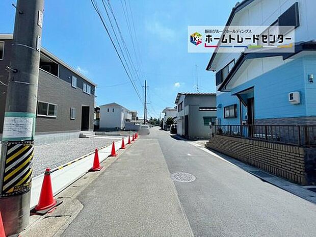 前面は南側５．９９ｍ道路です。駐車も落ち着いて行える安心・安全の環境になっています。4台を並列駐車できるゆとりあるカースペース。