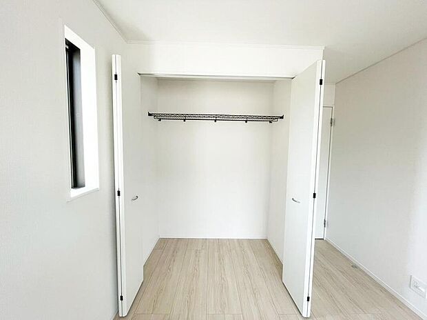 2号棟
各居室に収納を完備しておりますので、いつでもお部屋をすっきりとお使い頂けそうです。自分好みのインテリアやレイアウトを考えるのも楽しみです。