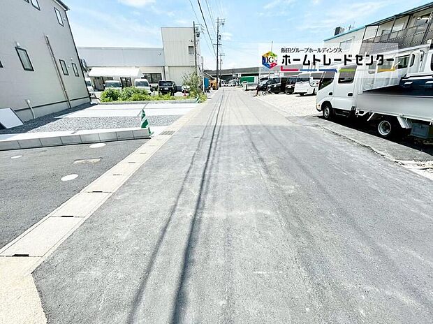 【前面道路含む現地写真】
前面は交通量も少なくゆとりがあり、駐車も落ち着いて行える安心・安全の環境になっています♪