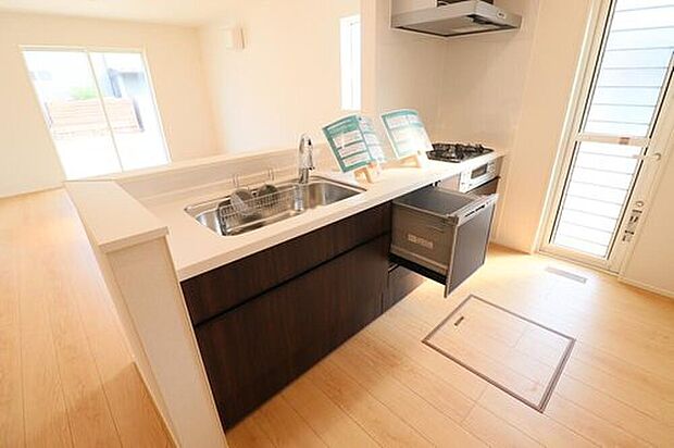 【キッチン】２号棟
収納力豊富なシステムキッチン。大型スライド収納付きで、すっきり片付けやすいキッチンです。床下収納もついています！