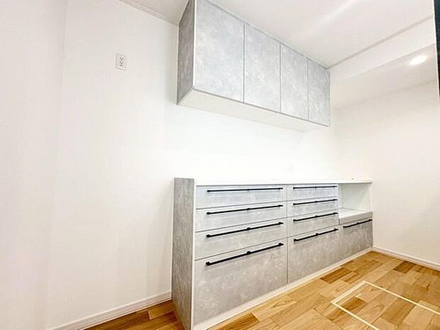 【キッチン】キッチン後には食器棚が設置してあります。家族分の食器も、かさばる調理器具も収納できお料理しやすい空間に♪