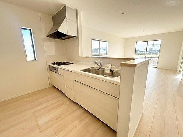 【キッチン】２号棟
収納力豊富なシステムキッチン。大型スライド収納付きで、すっきり片付けやすいキッチンです。床下収納もついています！