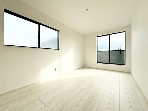 【リビング以外の居室】2面採光を施した為、晴れの日の日中はいつも明るい室内に。窓を開放すれば気持ちの良い風が入り込んできます。