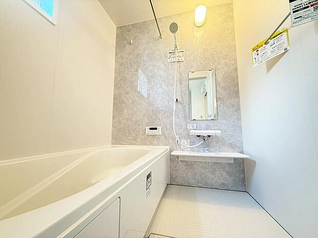 【浴室】1号棟
1坪以上広さを設けた浴室で、ゆったりバスタイム。お子様と一緒に入るにも充分な広さです。一日の疲れを癒せます☆