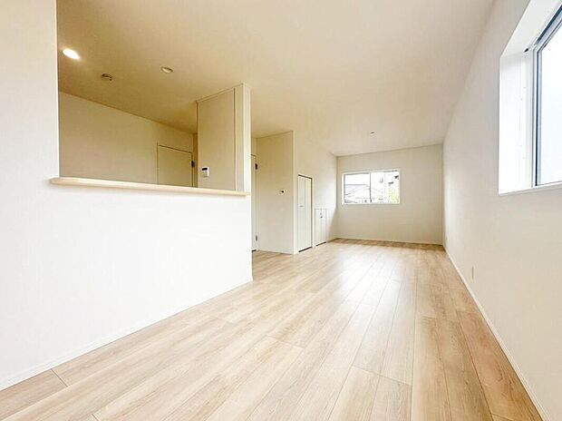 【リビング】明るい雰囲気が心地いいリビング!採光良好です!家族団らんの時間も増えそうなくつろぎの場所になりそう☆