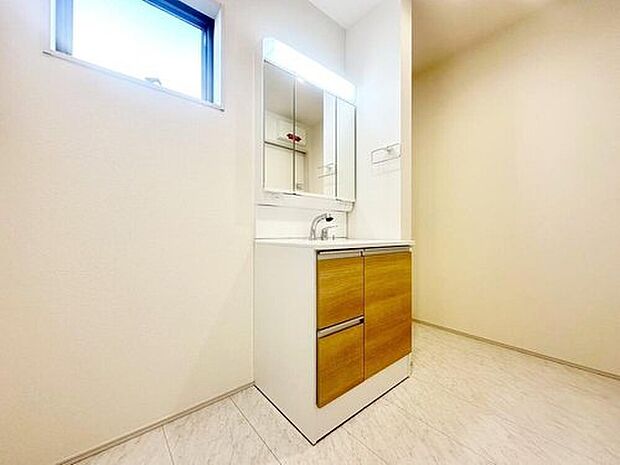 【洗面台・洗面所】4号棟
暮らしを快適にする三面鏡仕様の洗面化粧台。収納力と機能性に優れた使いやすい設備で、忙しい朝の身支度もスムーズに◎