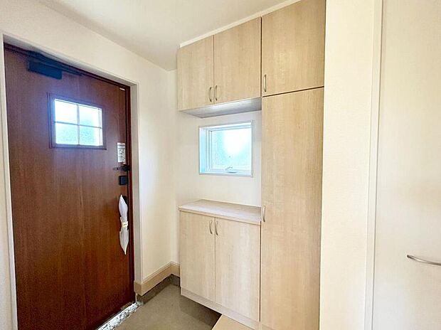 【玄関】１号棟
明るくて清潔感溢れる玄関。便利な下駄箱収納付きです♪散らかりがちな玄関も　　　
すっきりと片付きます。