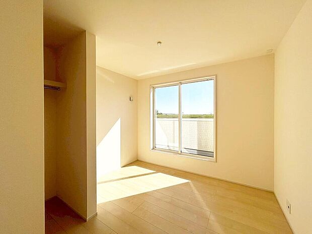 【リビング以外の居室】１号棟
２階バルコニーに面した約５．１９帖の居室。ウォークインクローゼットを完備しており、お部屋をスッキリお使いいただけます♪