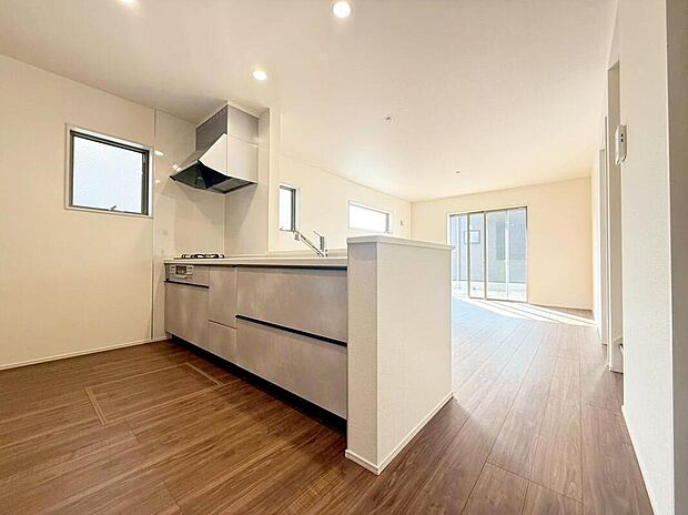 【キッチン】１号棟
収納力豊富なシステムキッチン。大型スライド収納付きで、すっきり片付けやすいキッチンです。床下収納もついています♪