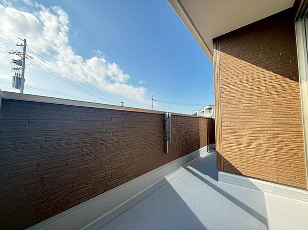 【バルコニー】１号棟
２部屋からアクセスできる南向きバルコニー。家族分の洗濯物もしっかり干せます。日当たりも良く、毎日のお洗濯が楽しくなりそう♪