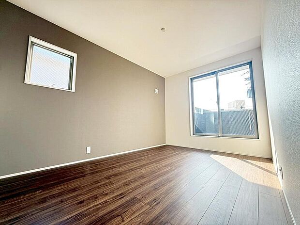 【リビング以外の居室】１号棟
２面採光を施した為、晴れの日の日中はいつも明るい室内に。窓を開放すれば気持ちの良い風が入り込んできます。