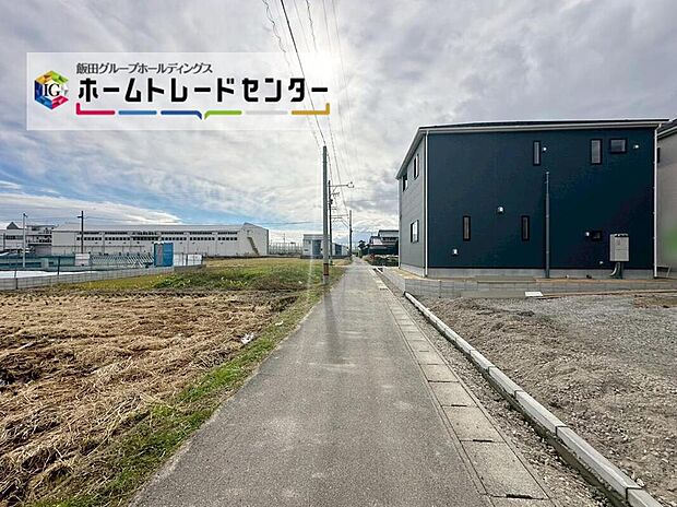 【前面道路含む現地写真】前面は南側3.83m、東側3.56m道路です。交通量が少なく静かで、駐車も落ち着いて行える環境になっています。