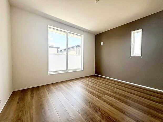 【リビング以外の居室】2号棟
2面採光を施した為、晴れの日の日中はいつも明るい室内に。窓を開放すれば気持ちの良い風が入り込んできます。