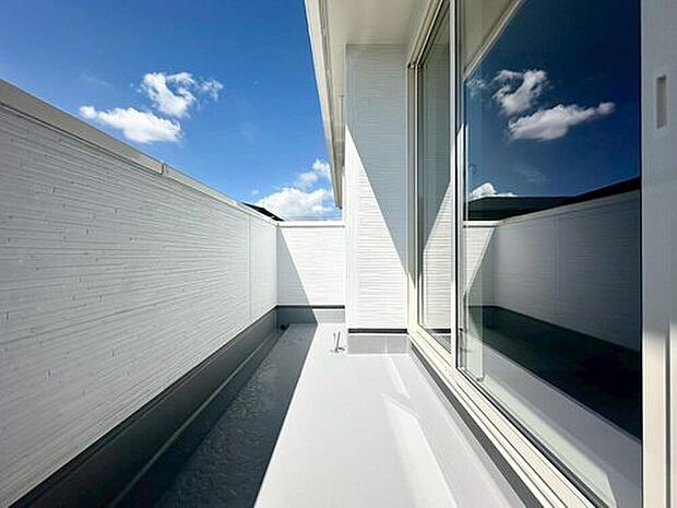 【バルコニー】2号棟
奥行を広めに取った南向きバルコニー。家族分の洗濯物もしっかり干せます。日当たりも良く、毎日のお洗濯が楽しくなりそう♪