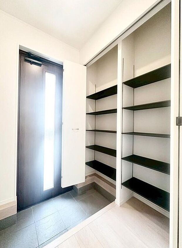 【玄関】１号棟
明るくて清潔感溢れる玄関。便利な下駄箱収納付きです♪散らかりがちな玄関もすっきりと片付きます。　