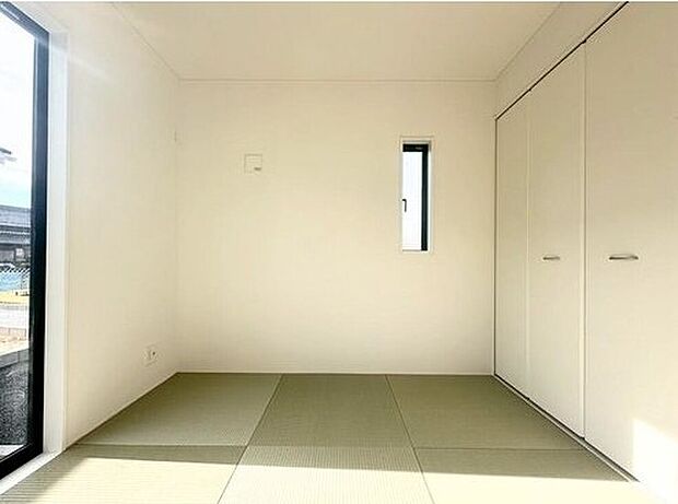 【リビング以外の居室】１号棟
リビングに隣接したホッと落ち着く４．５帖の和室。キッズスペースや書斎としても使えて何かと便利な居室です♪