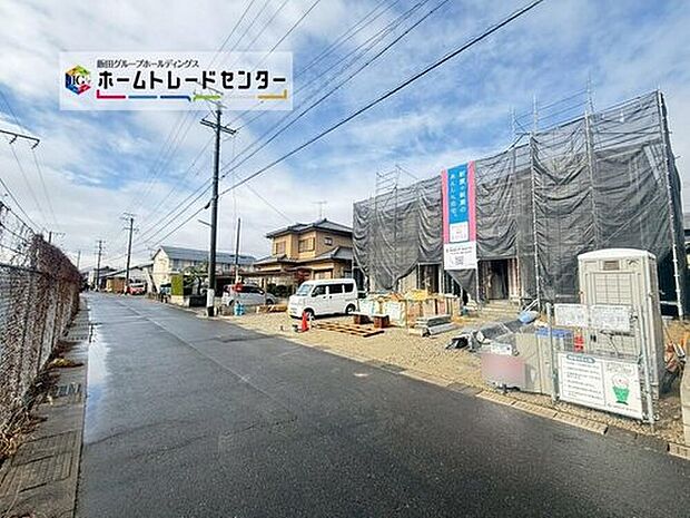 【前面道路含む現地写真】前面は南側５．５７ｍ道路です。ゆとりがあり交通量が少なく、駐車も落ち着いて行える環境になっています。　　　　　