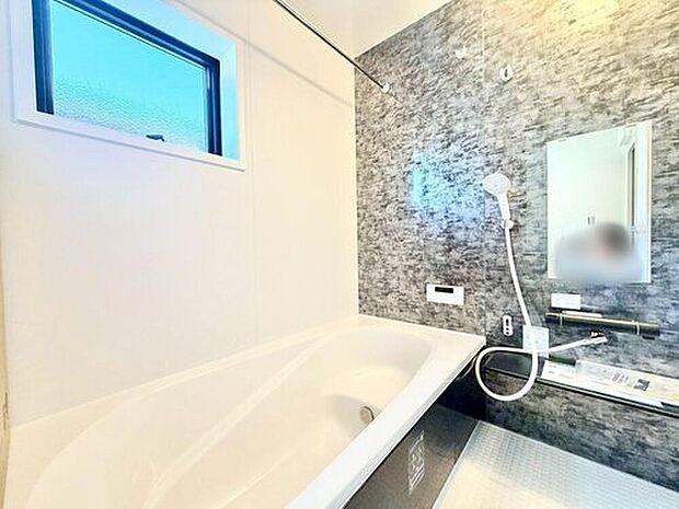 【浴室】１号棟
１坪以上広さを設けた浴室で、ゆったりバスタイム。お子様と一緒に入るにも充分な広さです。一日の疲れを癒せます☆