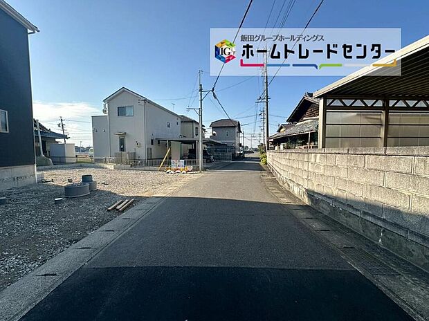 【前面道路含む現地写真】前面は東側１．８２ｍ、北側４．７１ｍ道路です。交通量が少なく静かで、駐車も落ち着いて行える安心・安全の環境になっています。　