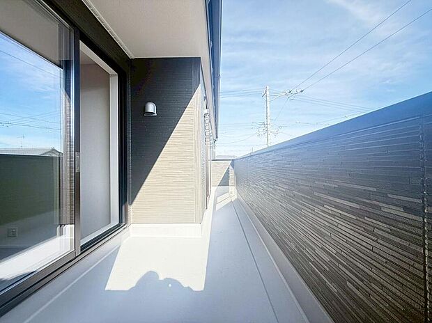 【バルコニー】（２号棟）
奥行きを広くとったバルコニー！家族分の洗濯物もしっかり干せます。日当たりも良く、毎日のお洗濯が楽しくなりそう♪