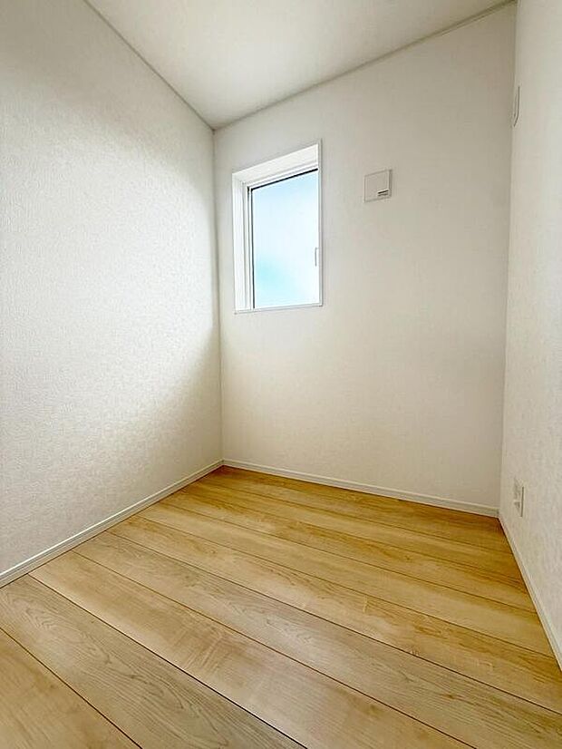 【その他内観】１号棟
主寝室には、テレワークルームがございます♪落ち着いた環境で、お仕事に集中できます♪お子様の宿題スペースとしても最適です♪