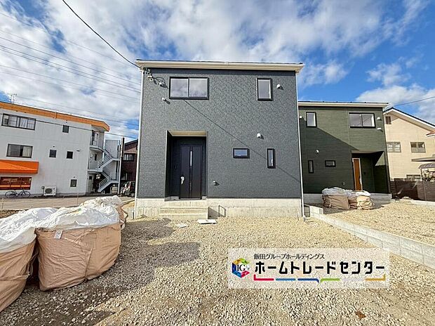 【現地外観写真】２号棟
一戸建ての大きなメリットは、「自分の土地」を自由に使えること。好きなペットが飼えるほか、ガーデニングやＤＩＹ、車やバイクの手入れなど様々な趣味を楽しめます♪