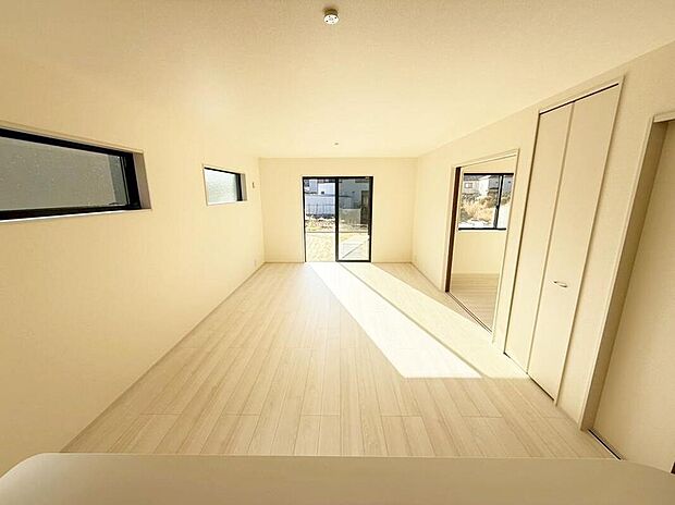 【リビング】２号棟
明るい雰囲気が心地いいリビング♪採光良好です！家族団らんの時間も増えそうなくつろぎの場所になりそう♪