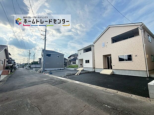 【前面道路含む現地写真】前面は南側約６．０m北東側６．５ｍ道路です。ゆとりがあり交通量も少なく、駐車も落ち着いて行える環境になっています。　　