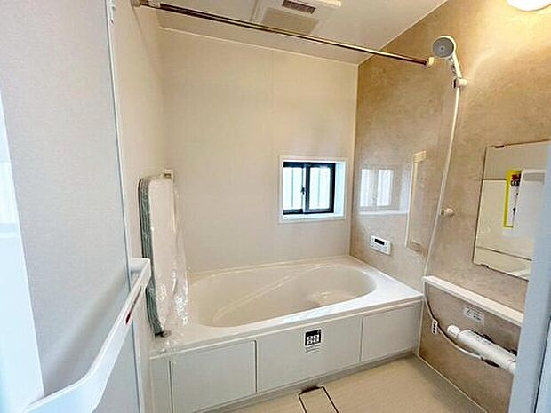 【浴室】B号棟
１坪以上広さを設けた浴室で、ゆったりバスタイム♪お子様と一緒に入るにも充分な広さです。一日の疲れを癒せます♪