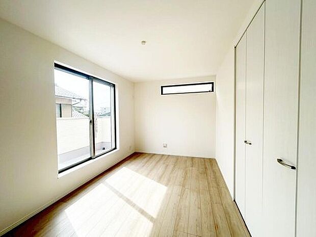 【リビング以外の居室】B号棟
２面採光を施した為、晴れの日の日中はいつも明るい室内に。窓を開放すれば気持ちの良い風が入り込んできます。