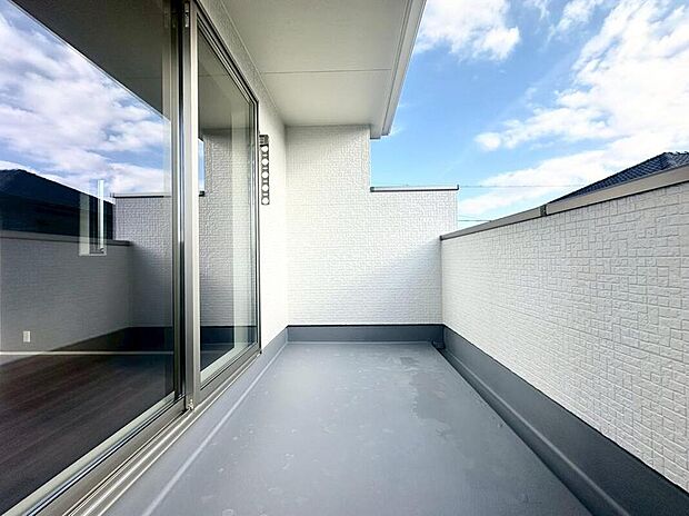 【バルコニー】西側と南側の２面バルコニーございます。家族分の洗濯物もしっかり干せます。日当たりも良く、毎日のお洗濯が楽しくなりそう♪