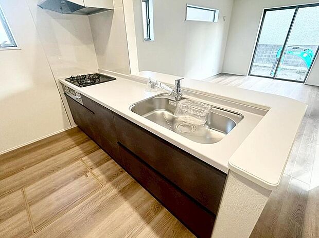 【キッチン】収納力豊富なシステムキッチン。大型スライド収納付きで、すっきり片付けやすいキッチンです。床下収納もついています♪