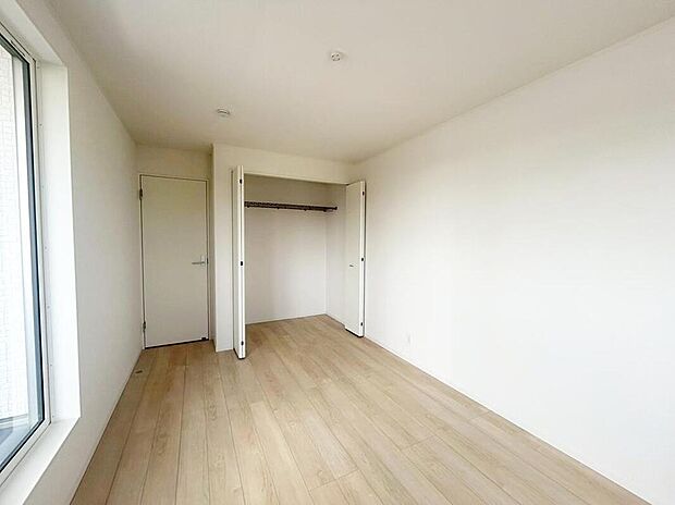 【収納】２号棟
各居室に収納を完備しておりますので、いつでもお部屋をすっきりとお使い頂けそうです。自分好みのインテリアやレイアウトを考えるのも楽しみです。