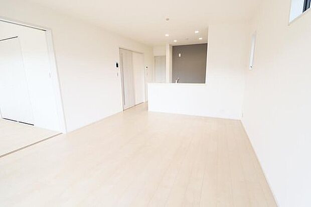 【リビング】２号棟
約１６帖の明るいリビング♪対面式キッチンは、家事をしながら家族の様子が一目でわかる安心＆便利設備♪