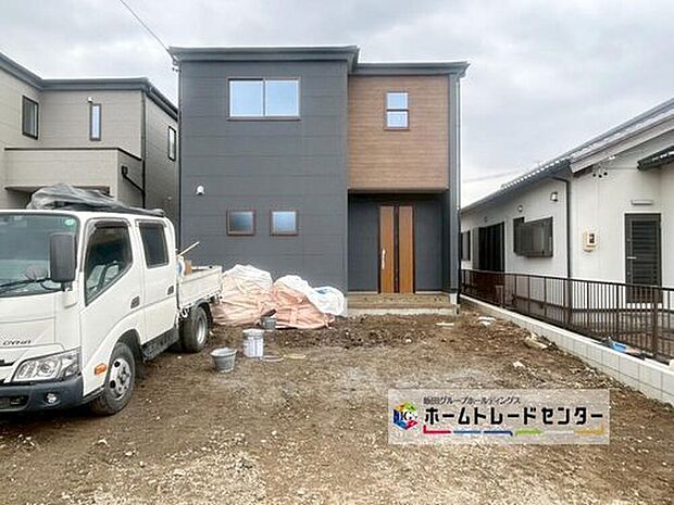 【現地外観写真】1号棟
土地面積　269.76m2
建物面積　108.48m2