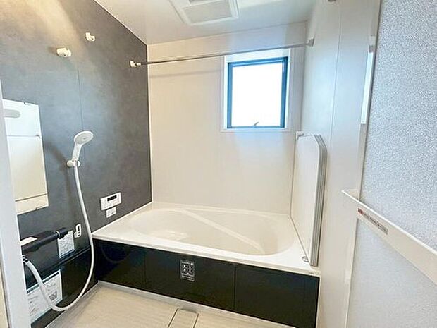 【浴室】１号棟
１坪以上広さを設けた浴室で、ゆったりバスタイム。お子様と一緒に入るにも充分な広さです。一日の疲れを癒せます☆