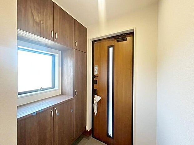 【玄関】１号棟
お家に出会う人々を迎える玄関だからこそ広々清潔感溢れる空間にしたいものです。便利な下駄箱収納付きで散らかりがちな玄関もすっきりと片付きます♪